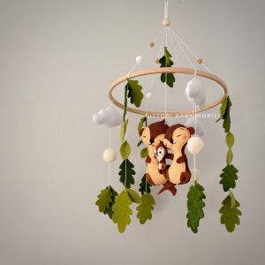 Mobile de pépinière de loutres avec des feuilles de chêne. Décor de pépinière boisée avec une jolie famille de loutres. Cadeau de bébé non sexiste. Cadeau de baby shower boisé. image 2