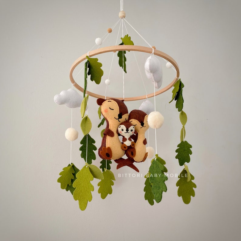 Mobile de pépinière de loutres avec des feuilles de chêne. Décor de pépinière boisée avec une jolie famille de loutres. Cadeau de bébé non sexiste. Cadeau de baby shower boisé. image 5