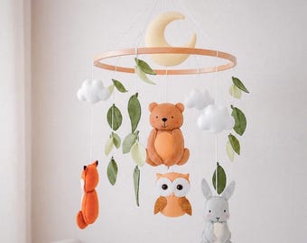 Móvil infantil con temática de bosque: oso, zorro, conejo, búho, luna y nubes / Decoración para habitación infantil con temática de bosque / Regalo de fieltro para baby shower