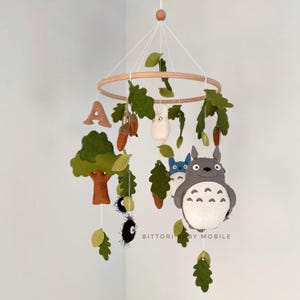 Móvil de guardería de anime con letra personalizada. Decoración de guardería con temática de bosque. Regalo de baby shower para recién nacidos de género neutro para mamá embarazada