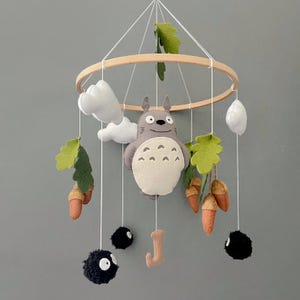 Móvil de cuna con letra personalizada, inspirado en el anime, decoración de habitación infantil con temática de bosque, regalo para baby shower de género neutro.