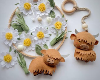 Highland Cow Crib Mobile | Rustic Scotland Nursery Decor | Gender Neutral Baby Mobile with Daisies, Felt Balls & Grass | Baby Shower Gift