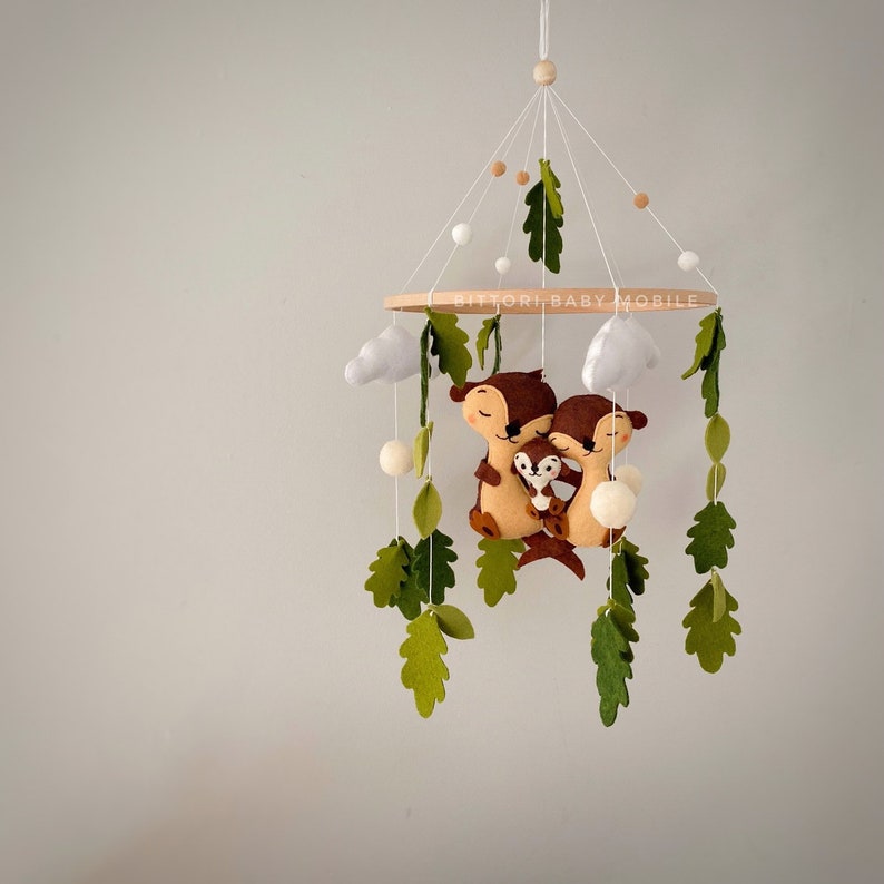 Mobile de pépinière de loutres avec des feuilles de chêne. Décor de pépinière boisée avec une jolie famille de loutres. Cadeau de bébé non sexiste. Cadeau de baby shower boisé. image 6