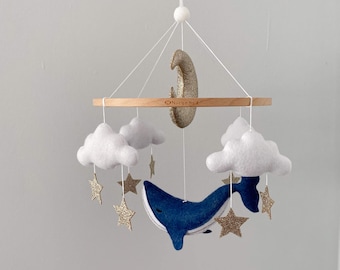 Móvil de ballena para bebé: Decoración oceánica para habitación infantil / Móvil náutico para cuna / Móvil de luna y estrellas / Móvil de fieltro hecho a mano / Regalo para baby shower