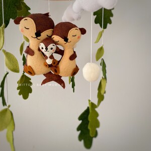 Mobile de pépinière de loutres avec des feuilles de chêne. Décor de pépinière boisée avec une jolie famille de loutres. Cadeau de bébé non sexiste. Cadeau de baby shower boisé. image 7