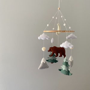 Mobile per neonati con orsetto del bosco / Decorazione per la cameretta dei bambini in feltro fatta a mano / Mobile per culla a tema foresta / Cameretta dei bambini con avventure / Mobile per neonati con montagne e alberi