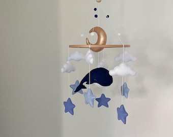 Móvil de cuna con ballena y luna dorada / Decoración oceánica para la habitación del bebé / Móvil de fieltro para cuna con nubes y estrellas / Móvil celestial para bebé / Regalo para baby shower