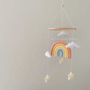 Móvil arcoíris para bebé / Decoración de guardería en tonos pastel / Móvil de cuna de género neutro / Habitación de bebé inspirada en Montessori / Móvil colgante de nubes y estrellas