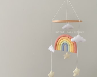 Tęczowa karuzela dla dziecka | Pastelowa dekoracja pokoju dziecięcego | Karuzela do łóżeczka bez podziału na płeć | Pokój dziecięcy inspirowany metodą Montessori | Wisząca karuzela z chmurką i gwiazdką
