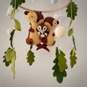 Mobile de pépinière de loutres avec des feuilles de chêne. Décor de pépinière boisée avec une jolie famille de loutres. Cadeau de bébé non sexiste. Cadeau de baby shower boisé. image 8