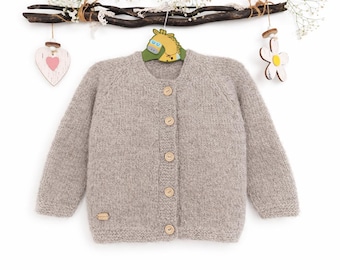 Cárdigan de alpaca para bebé talla 86, suéter de bebé tejido a mano, suave lana de alpaca, cárdigan para niños pequeños, punto beige neutro, ropa minimalista para bebé.