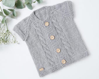 Cárdigan/chaleco para bebé de alpaca y lana, súper suave y cálido en color gris.