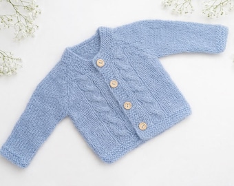 Cárdigan de bebé confeccionado en alpaca y seda, súper suave y cálido en color azul.