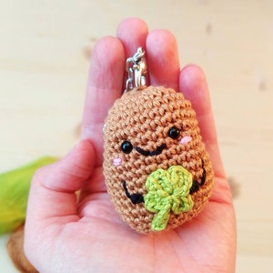 Potato, Glücksbringer Geschenk,Kartoffel mit Kleeblatt  mit Augen Gehäkelt aus Baumwolle, Mit Gesicht,  Amigurumi 8 cm