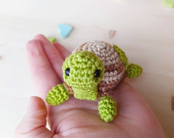 Amuleto de la suerte Tortuga amigurumi con trébol de la suerte como llavero, tejido a crochet en algodón en color marrón y verde. Aproximadamente 6,5 cm de alto