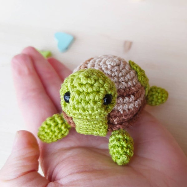 Glücksbringer Amigurumi Schildkröte mit Glücksklee als Schlüsselalhänger, gehäkelt aus Baumwolle in Braun und Grün. ca 6.5 cm Groß