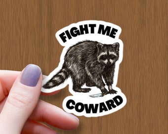 Fight Me Coward Raccoon wasserdichter glänzender Aufkleber, Halloween-Aufkleber, Waschbär mit Messer-Vinyl-Aufkleber, Meme-Aufkleber, Murder Waschbär-Geschenk