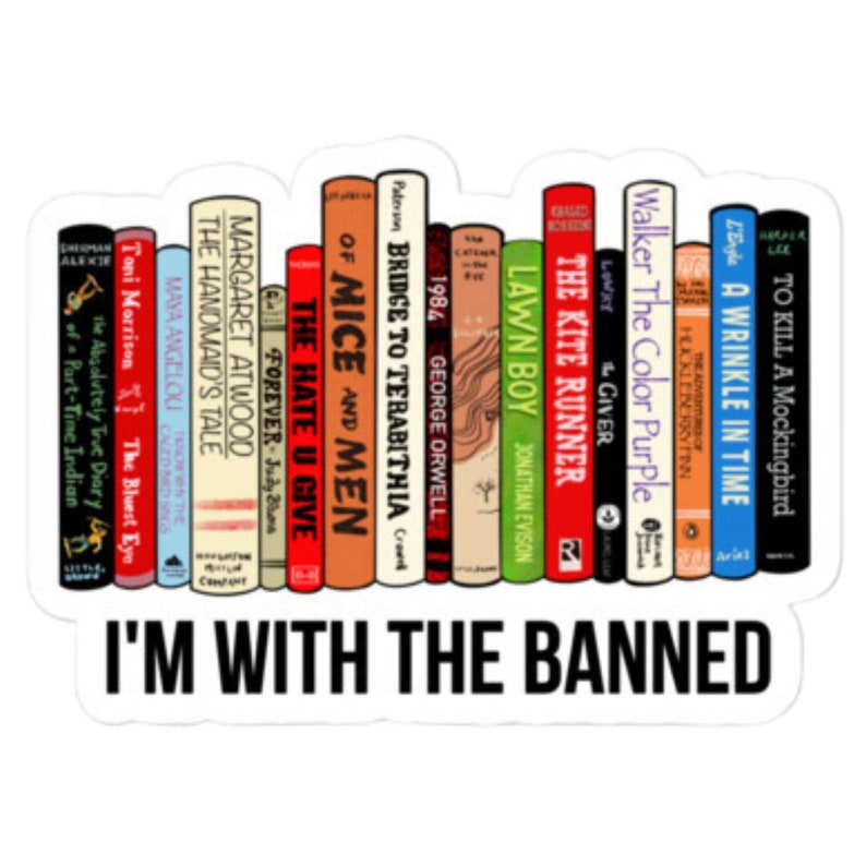 K&ouml;nnte beinhalten: Ein Aufkleber mit einem B&uuml;cherregal voller verbotener B&uuml;cher, darunter "To Kill a Mockingbird", "A Wrinkle in Time", "The Color Purple", "The Kite Runner", "1984", "Bridge to Terabithia", "Of Mice and Men", "The Hate U Give", "Forever", "The Handmaid's Tale", "The Bluest Eye" und "The Absolutely True Diary of a Part-Time Indian". Der Aufkleber tr&auml;gt den Text "I'm With The Banned" am unteren Rand.