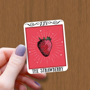 La carte de tarot à la fraise autocollant brillant imperméable à l’eau, autocollant en vinyle Cottagecore, autocollant drôle de fruit, autocollants de tarot, cadeau pour les amateurs de fraises