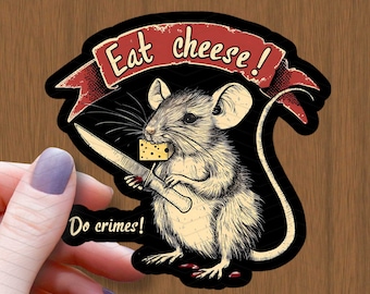 Op de afbeelding: Een zwart-witte illustratie van een muis die een mes en een stuk kaas vasthoudt. De muis draagt ​​een rode bandana met de tekst "Eet kaas!" en de tekst "Pleeg misdaden!" staat onder de muis.