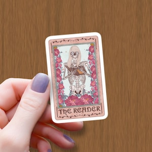 El lector Tarot Card impermeable Glossy Sticker, Halloween Sticker, Reader Tarot Vinyl Sticker, Tarot Card Decalcal, Gift for Book Lover Friend