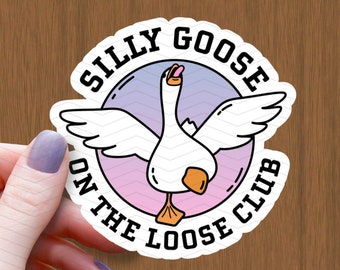 Pode incluir: Um adesivo branco com um ganso de desenho animado em um fundo degradê rosa e roxo. O texto no adesivo diz "Silly Goose on the Loose Club".