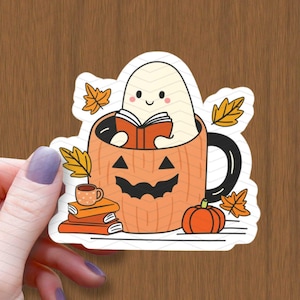 Adesivo impermeabile lucido Pumpkin Cozy Ghost Reading Book, adesivo in vinile Boo, adesivo Kindle, adesivo di Halloween, regalo per gli amanti dei libri, decalcomania autunnale