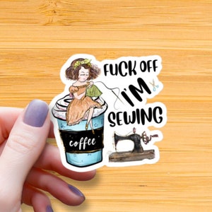 Lustige Näherin Wasserfester Aufkleber: F*ck Off I'm Sewing, Coffee Vinyl Aufkleber