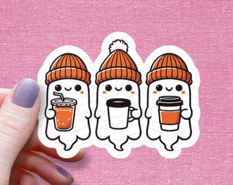Peut inclure: Trois fantômes de dessin animé portant des bonnets en tricot orange et tenant des boissons. Le fantôme de gauche tient un verre de jus d'orange avec une paille. Le fantôme du milieu tient une tasse de café. Le fantôme de droite tient une tasse de café.