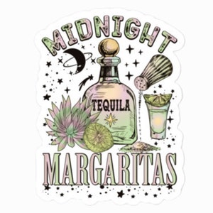 Op de afbeelding: Een sticker met een grillige illustratie van een tequilafles, een shotglas, een limoen en zout. De tekst "MIDNIGHT MARGARITAS" is geschreven in een decoratief lettertype.