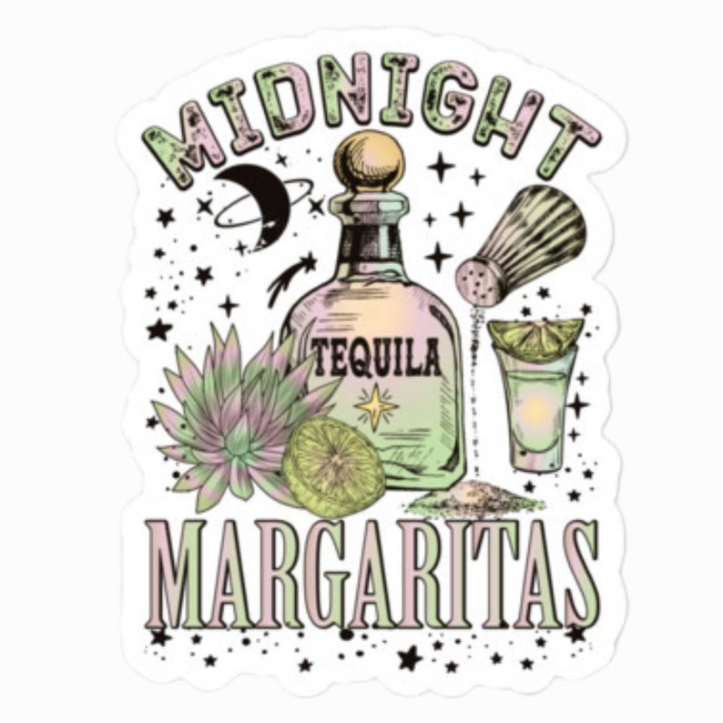 Op de afbeelding: Een sticker met een grillige illustratie van een tequilafles, een shotglas, een limoen en zout. De tekst "MIDNIGHT MARGARITAS" is geschreven in een decoratief lettertype.