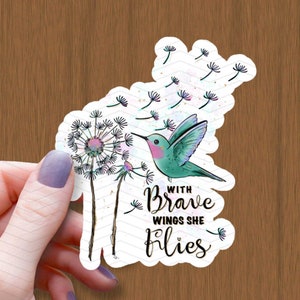 Mit mutigen Flügeln fliegt sie Kolibri wasserdichter glänzender Aufkleber, inspirierender Aufkleber, positives Zitate-Geschenk, motivierender Aufkleber, Gedenkstätte