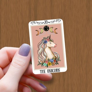 The Unicorn Tarot Karte Wasserfest glänzende Sticker, Witchy Sticker, Halloween Vinyl Aufkleber, Magisches Einhorn Decal, Lustiges Einhorn Liebhaber Geschenk