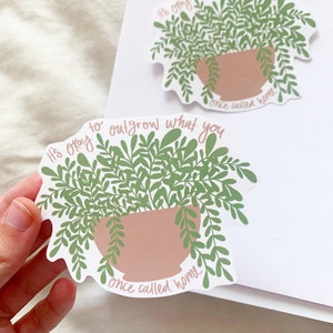 het is prima om te ontgroeien wat je ooit thuis noemde | sticker overgroeide pot | sticker blijven groeien | bloempotsticker | plantensticker | citaat: