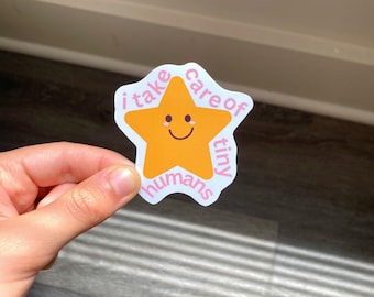 ik zorg voor kleine mensen sticker, cadeaus voor kinderopvangmedewerkers, verpleegkundigen, nicu, kinderverpleegkundige, RN, leraarsticker, gouden stersticker, kindergeneeskunde, moederleven