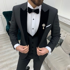 Esmoquin de solapa de terciopelo negro: traje de tres piezas de corte entallado