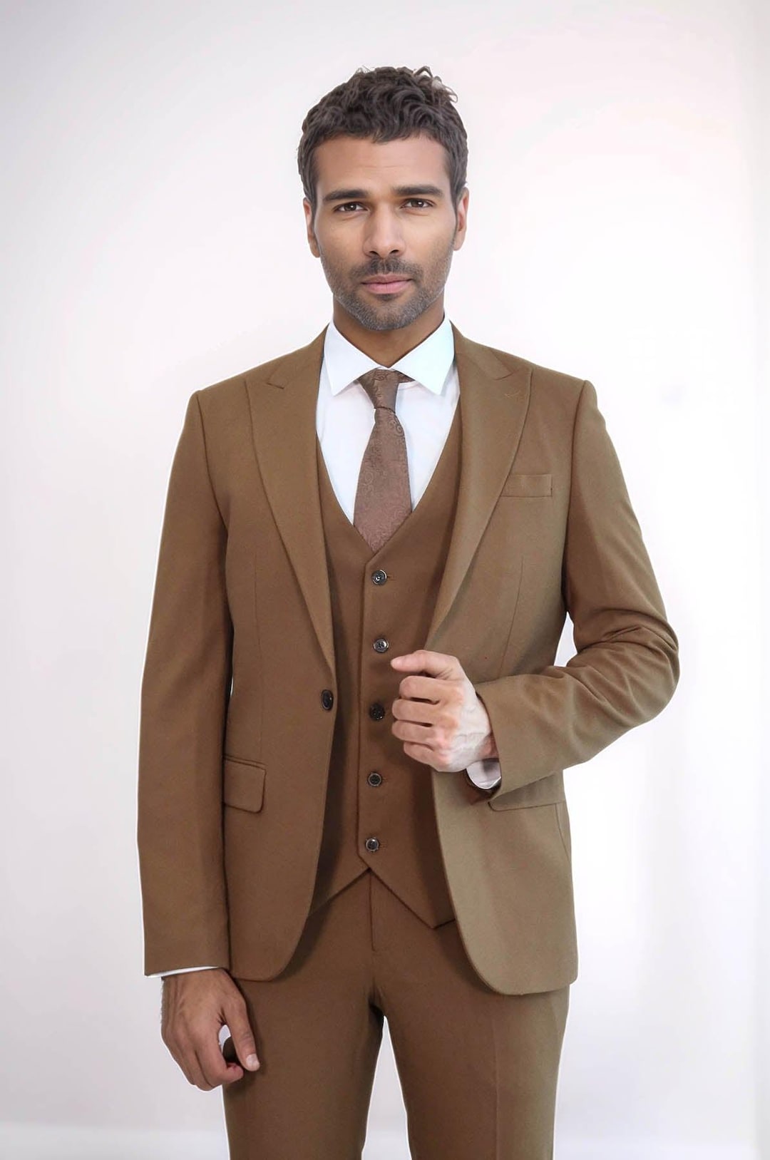 Traje de boda italiano de tres piezas para hombre: corte entallado
