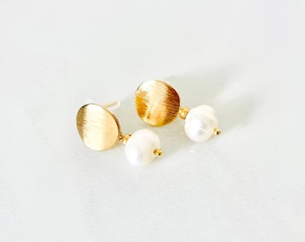 Earrings with freshwater pearls, white. Round ear fleas, available in gold or silver.