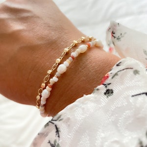 Fancy bracelet for women made with freshwater pearls and glass pearls, arranged with an 18k gold-plated chain bracelet.