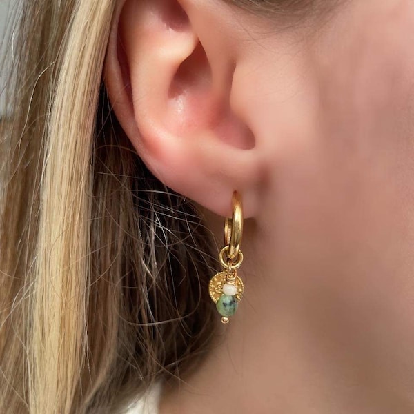 Boucles d’oreilles Anneaux 12mm plaqué or, médaillon ottoman et pierres de couleur vertes.