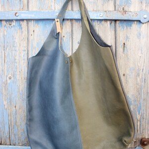 Borsa in pelle con 4 colori diversi.