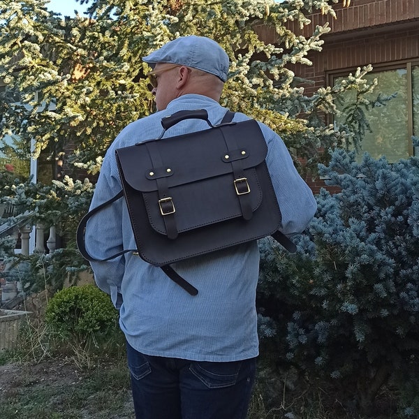 Lederrucksack. Dunkelbrauner Rucksack. Rucksack im Satchel-Stil.