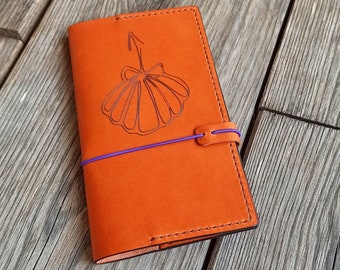 Funda para credencial de peregrino del Camino de Santiago marrón.Funda cuaderno de viaje marrón.Funda cuaderno piel marrón