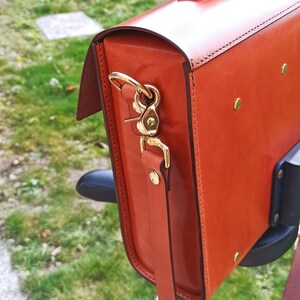 Bolso de cuero para bicicletas Brompton grande (para tablets, Macbook pro 13"...). Modelo de cuero marrón intermedio. Detalle de los herrajes de latón macizo que dan un acabado clásico y elegante además de ser muy duraderos y bonitos.