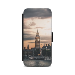 Könnte beinhalten: Eine Handyhülle mit einem Foto von Big Ben und den Houses of Parliament in London, England. Das Foto zeigt die Gebäude bei Sonnenuntergang mit einem bewölkten Himmel.