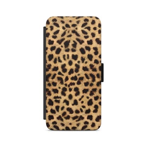 Puede incluir: Una funda para teléfono de color marrón y negro con estampado de leopardo y cierre de solapa.