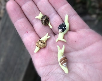 Nouveaux escargots phosphorescents ! - Miniature d'escargot en argile - escargots phosphorescents en pâte polymère - escargots coquillages - miniatures de jardin féerique - compagnon de bureau