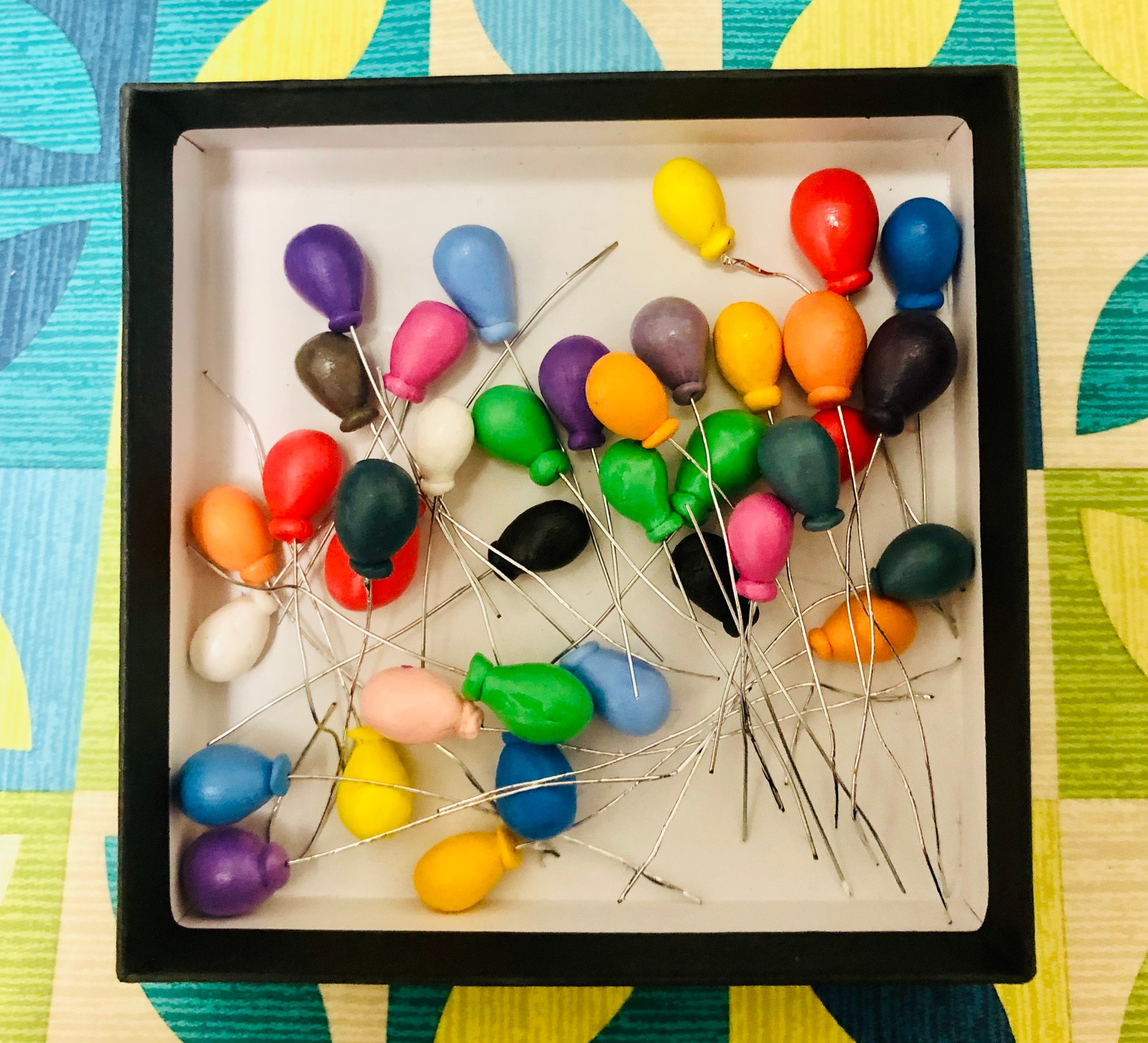 Palloncini per case delle bambole - Palloncini in argilla in miniatura - Palloncini per feste in scala 1:12 - Decorazione per torte - Decorazione per cupcake - Bomboniera con mini palloncini - Italia