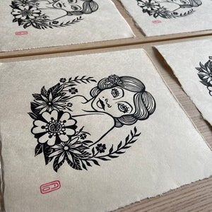 Stampa originale in linoleografia "Betty" in nero su washi naturale/beige. Stampa linoleum retrò, pin-up tatuata old school - edizione aperta - 18 x 18 cm