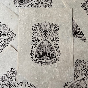 Impresión original en linograbado “Caligo” en lokta marrón y natural. Firmado y numerado (40). Impresión en bloque de edición limitada. 27x20cm. Arte de la polilla bruja